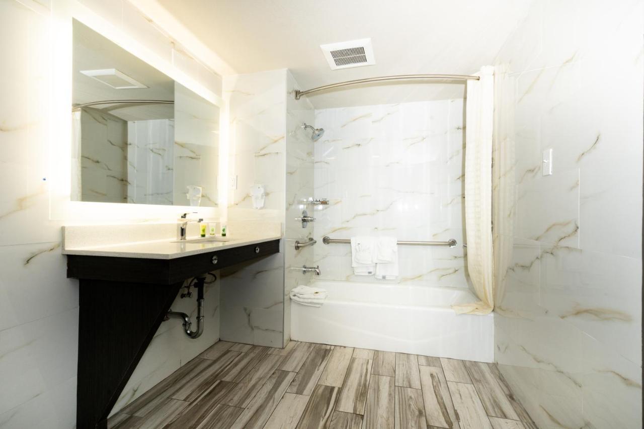 Surestay Plus Hotel By Best Western Point Richmond Room photo